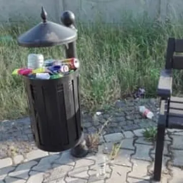 Bałagan na ścieżce do pomnika na Kopcu