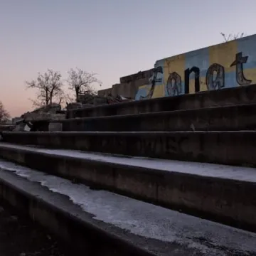 Wyburzanie trybuny na stadionie RKS Radomsko