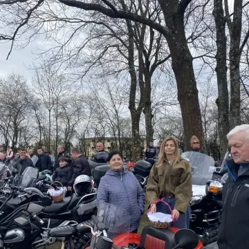 Tłumy motocyklistów i mieszkańców w Strzałkowie. Kolejna Moto Święconka za nami