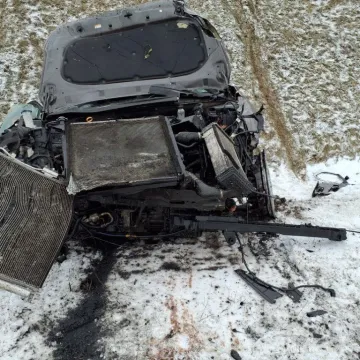 Autostrada A1 w gminie Kamieńsk. Auto dachowało, jedna osoba ranna