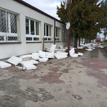 W Drzewniaku w Radomsku wiatr zerwał dach