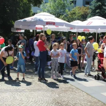 Barwny korowód z okazji Dnia Dziecka