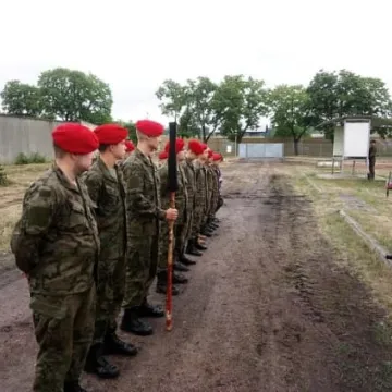 Harcerze z Radomska z wizytą w jednostce wojskowej
