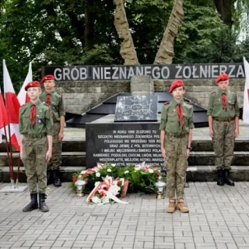 Kwiaty i pamięć w rocznicę wybuchu II Wojny Światowej