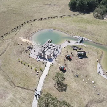 Wolontariusze pomagają odbudować herbaciarnię w Dojo Stara Wieś