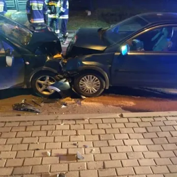 Zasnęła za kierownicą. Doszło do zderzenia czołowego