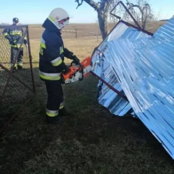 Silny wiatr poderwał blaszany garaż