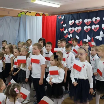 Na nowym maszcie PP4 w Radomsku powiewa już biało-czerwona flaga