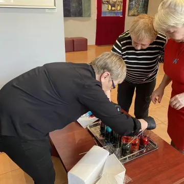 Powrót do korzeni. Uczestnicy warsztatów tworzyli pisanki batikowe w Muzeum Regionalnym w Radomsku