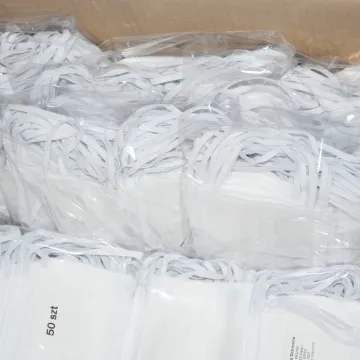 Pracownicy urzędu przygotowują maseczki dla mieszkańców