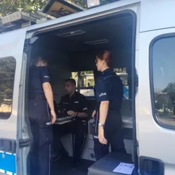 Policjanci prezentują mapę zagrożeń