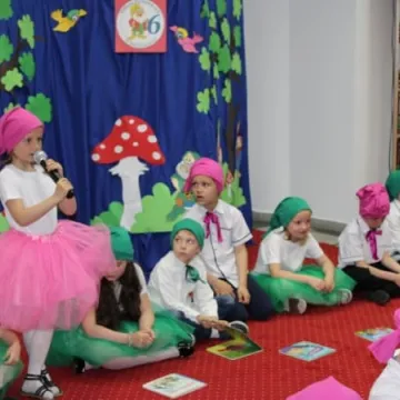 Pasowanie nowych czytelników biblioteki w Radomsku