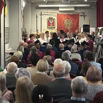 Patriotyczny koncert chórów w Galerii Muzeum w Radomsku