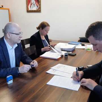 Gmina Kamieńsk: Podpisanie umowy na remont i budowę dróg