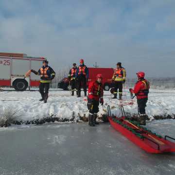Strażacy ćwiczyli na lodzie