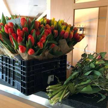 Kwiaty dla pracowników radomszczańskiego szpitala