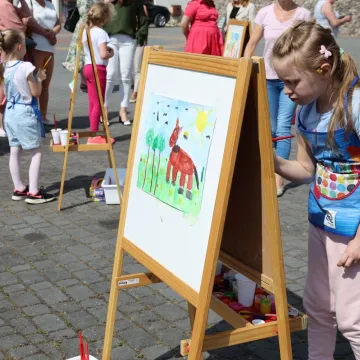 Przedszkolaki malowały w plenerze