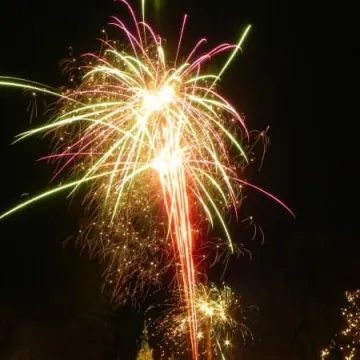 Noworoczne fajerweki na placu 3 Maja