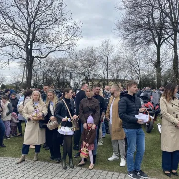 Tłumy motocyklistów i mieszkańców w Strzałkowie. Kolejna Moto Święconka za nami