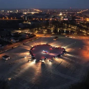 WOŚP 2023: Wielkie serce z samochodów na miejskim placu targowym w Radomsku