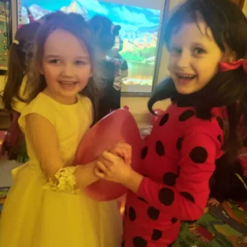 „Zerówiaki” z PSP 8 w Radomsku bawiły się na balu karnawałowym. Świętowały też dzień pizzy