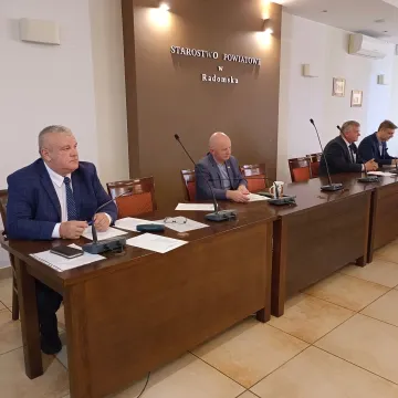 Jakie inwestycje drogowe realizowane są w powiecie radomszczańskim?