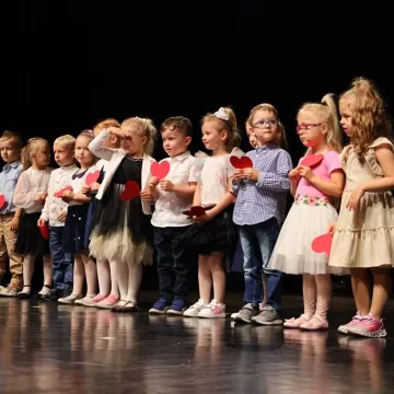 Dzieci z PP nr 9 w Radomsku wystąpiły w MDK dla mamy i taty