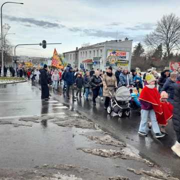 [WIDEO] Orszak Trzech Króli 2025 w Radomsku. „Kłaniajcie się królowie!”