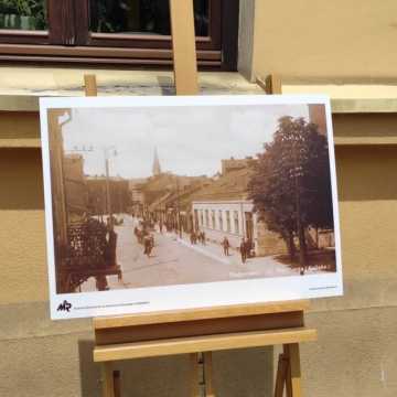 Plenerowa wystawa przed muzeum: „Radomsko na starej pocztówce”