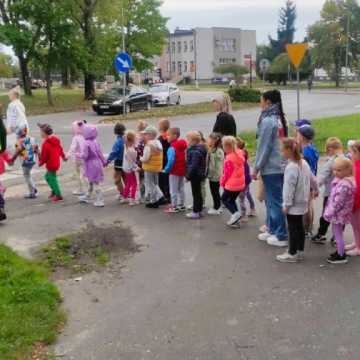 Policjanci z Radomska uczą przedszkolaków zasad bezpieczeństwa na drodze