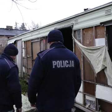 Policjanci i strażacy z Radomska sprawdzają pustostany i pomagają osobom bezdomnym