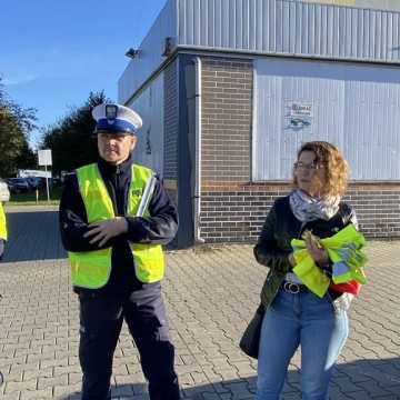 Dla poprawy bezpieczeństwa. Elementy odblaskowe od radomszczańskiej policji i Urzędu Miasta