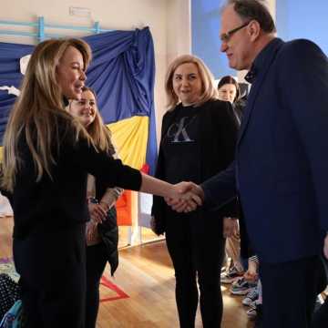 Joanna Przetakiewicz przekazała w PSP7 w Radomsku wyprawki szkolne dla uczniów z Ukrainy