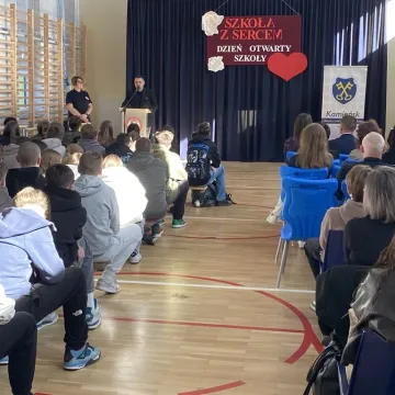 Foto budka, pokazy, poznawanie szkoły. Dzień  Otwarty w ZSP w Kamieńsku