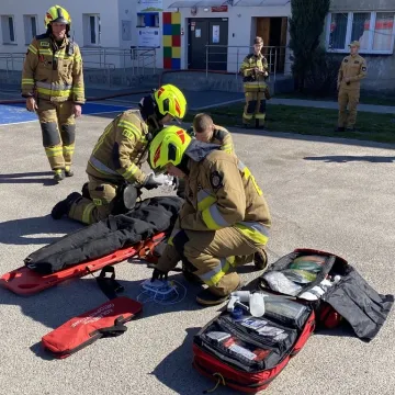 Foto budka, pokazy, poznawanie szkoły. Dzień  Otwarty w ZSP w Kamieńsku
