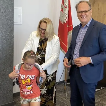 Energetyczne tornistry trafiły do pierwszoklasistów z Radomska