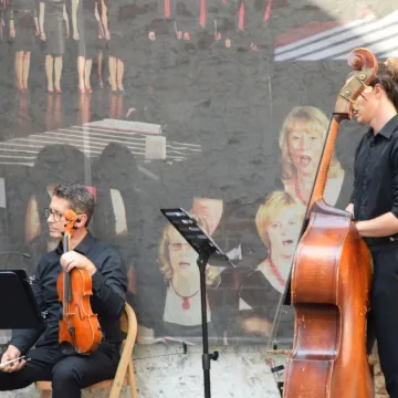 Koncert zespołu Impressja na dziedzińcu muzeum w Radomsku