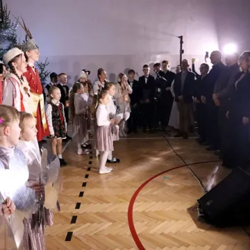 Szkolna sala zamieniła się w koncertową scenę. Noworoczne kolędowanie w Gidlach