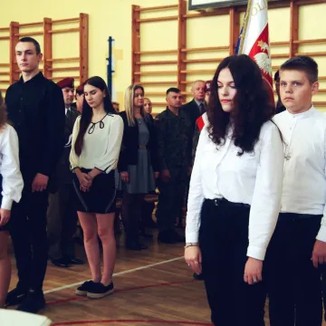 Klasy pierwsze z „Drzewniaka” złożyły ślubowanie. Wręczono wyższe stopnie
