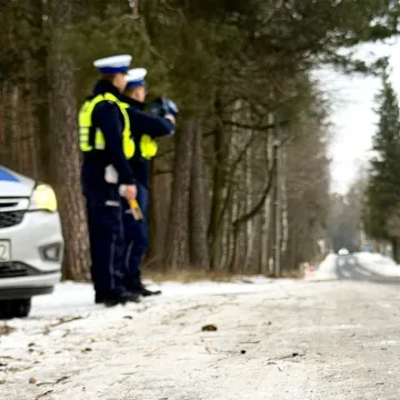 Zima nie wybacza błędów. Policja sprawdza prędkość i stan pojazdów