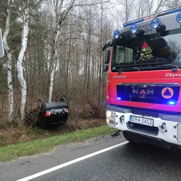 [AKTUALIZACJA] Gm. Kamieńsk: samochód wypadł z drogi i dachował