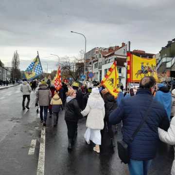 [WIDEO] Orszak Trzech Króli 2025 w Radomsku. „Kłaniajcie się królowie!”