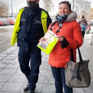 Odblaski dla babć i dziadków od radomszczańskich policjantów