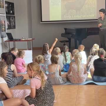 [WIDEO] „Lato w Muzeum 2024”. Dzieci uczyły się, czym są tropy, a czym ślady zwierząt w lesie