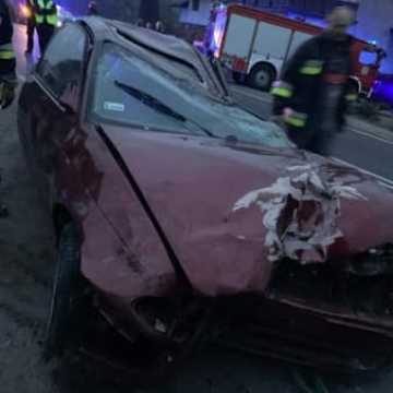 Wypadek w Woli Jedlińskiej. Kierowca uderzył w słup energetyczny