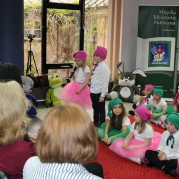 Pasowanie nowych czytelników biblioteki w Radomsku