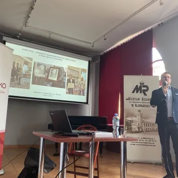 [WIDEO] Poszukiwania szczątków kapitana Stanisława Sojczyńskiego-Warszyca. Wykład dr Krzysztofa Latochy w Muzeum Regionalnym w Radomsku