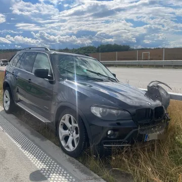 Na A1 samochód wjechał w bariery