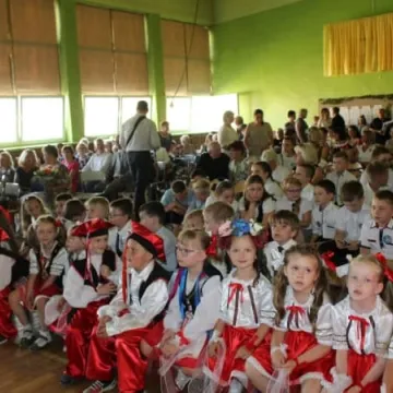 PSP 8 w Radomsku nadano imię „Przyjaciół Dzieci”. Uroczystości 50-lecia