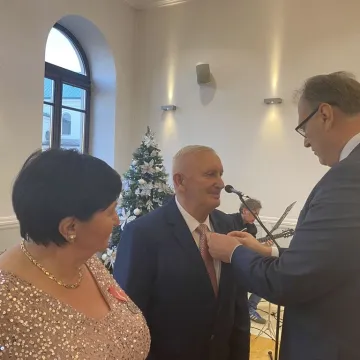 Sześć par uhonorowanych medalami za długoletnie pożycie małżeńskie